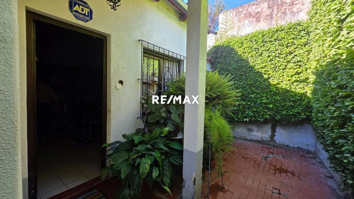 CASA VENTA AV. SARMIENTO MACROCENTRO 3 DORMITORIOS 8