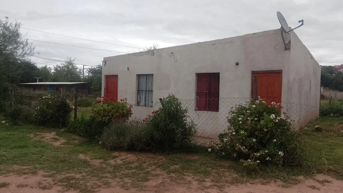 CASA EN VENTA CORONEL MOLDES 6 DORMITORIOS 2