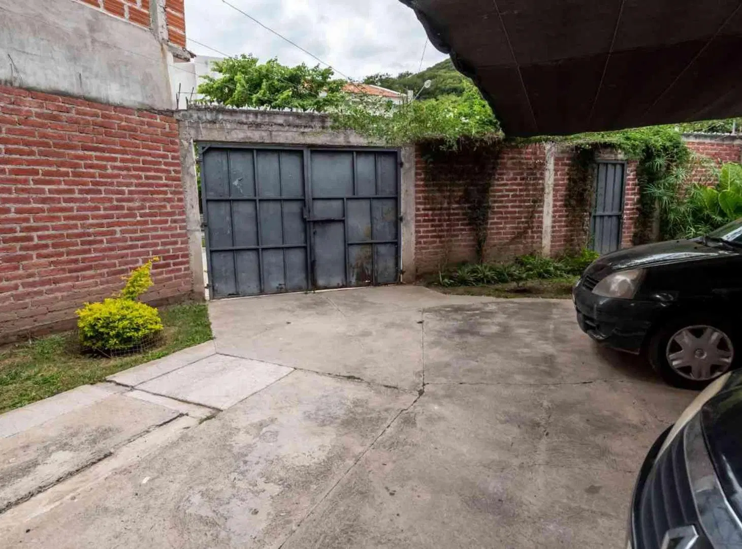 CASA EN VENTA CON LOCALES SOBRE AV. ARTIGAS 5