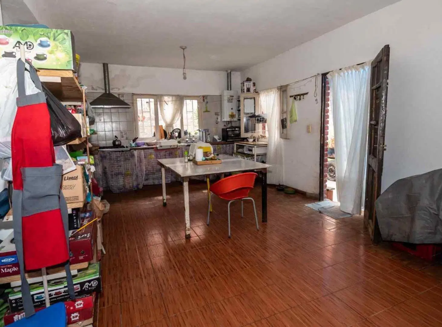 CASA EN VENTA CON LOCALES SOBRE AV. ARTIGAS 4