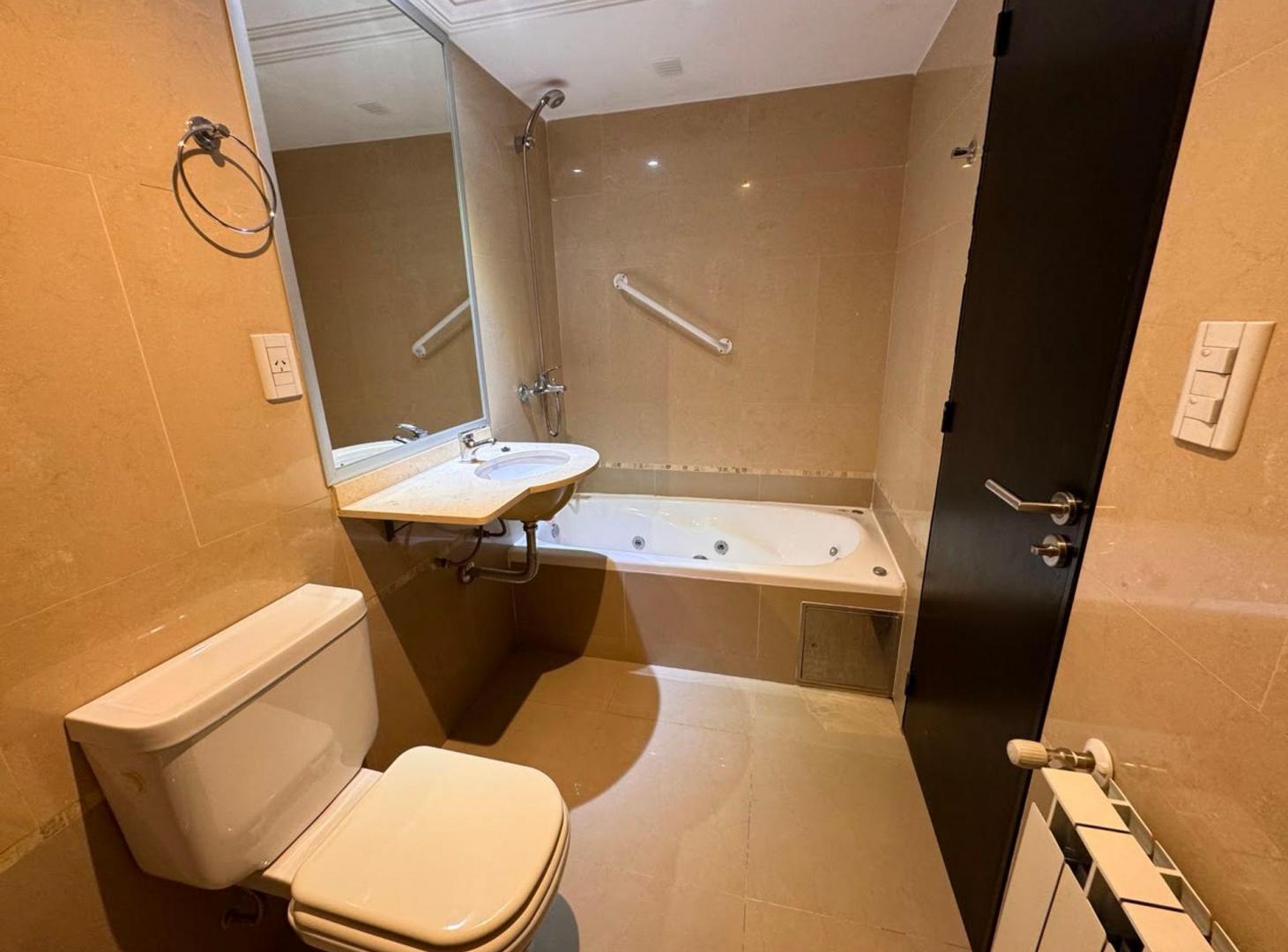 Foto de DEPARTAMENTO AMPLIO VENTA MACROCENTRO CON COCHERA, imagen 1
