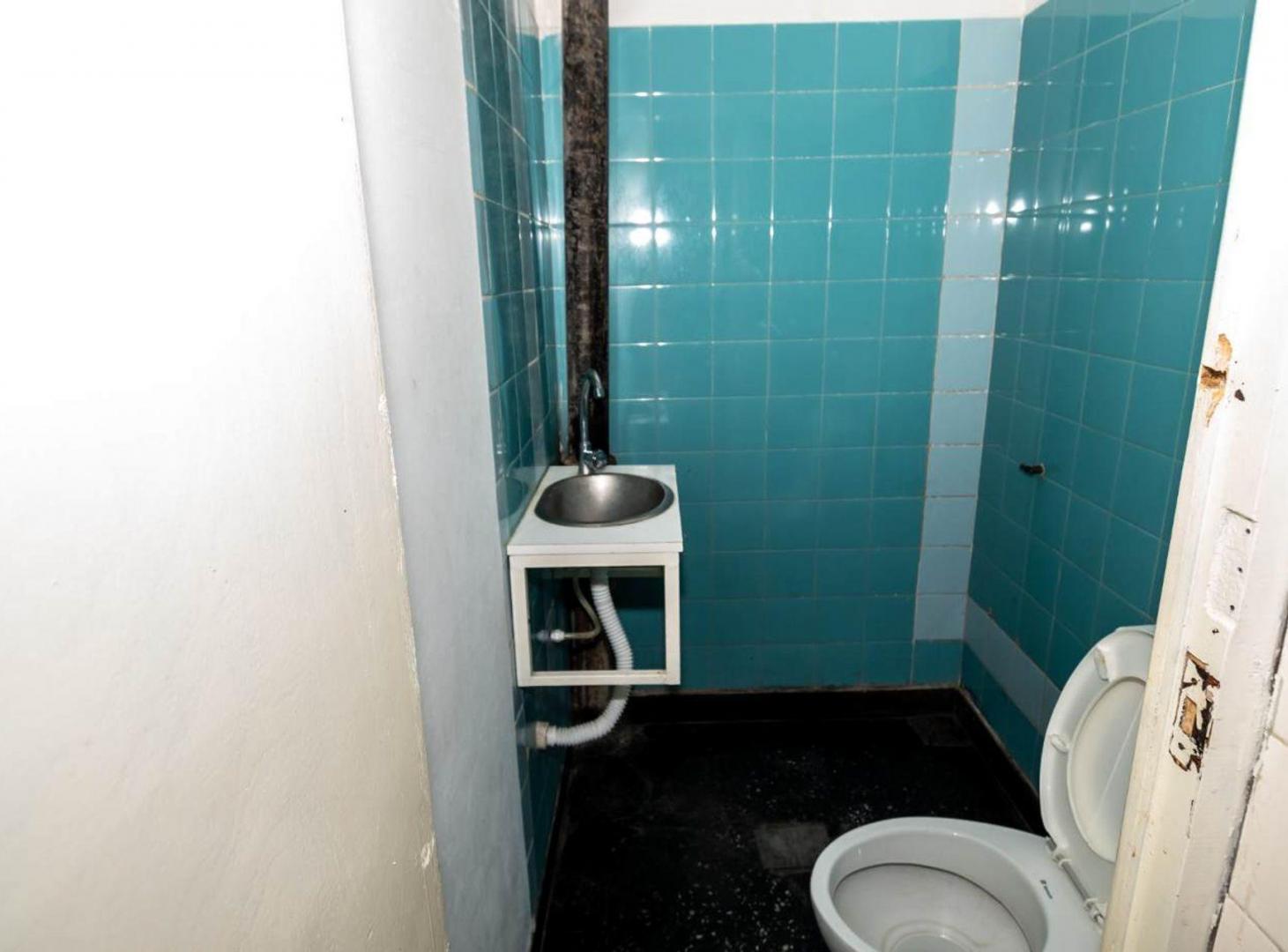 Foto de CASA EN VENTA CON LOCALES SOBRE AV. ARTIGAS, imagen 3