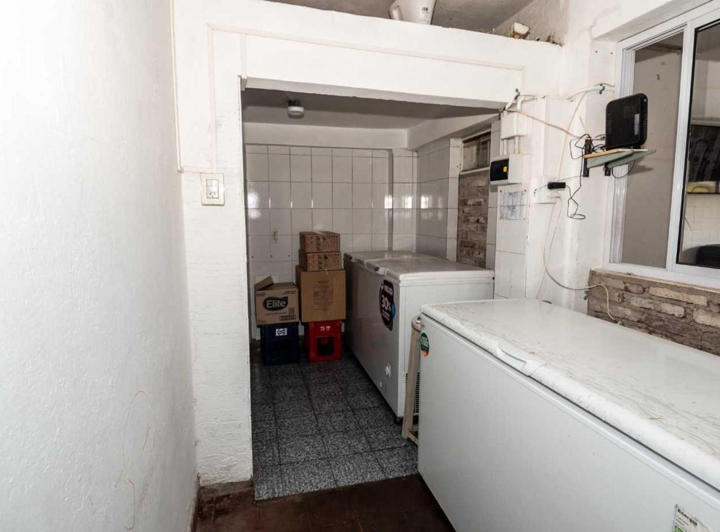Foto de CASA EN VENTA CON LOCALES SOBRE AV. ARTIGAS, imagen 4