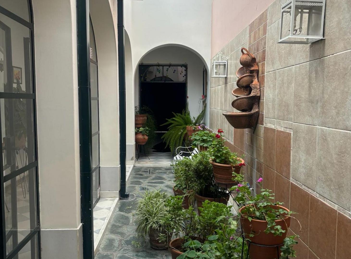 Foto de CASA EN VENTA SOBRE AVENIDA ENTRE RIOS MACROCENTRO, imagen 2