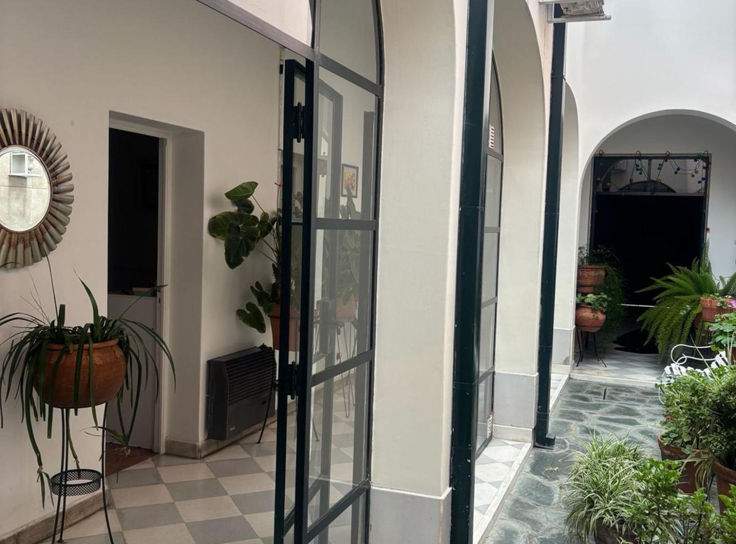 Foto de CASA EN VENTA SOBRE AVENIDA ENTRE RIOS MACROCENTRO, imagen 1