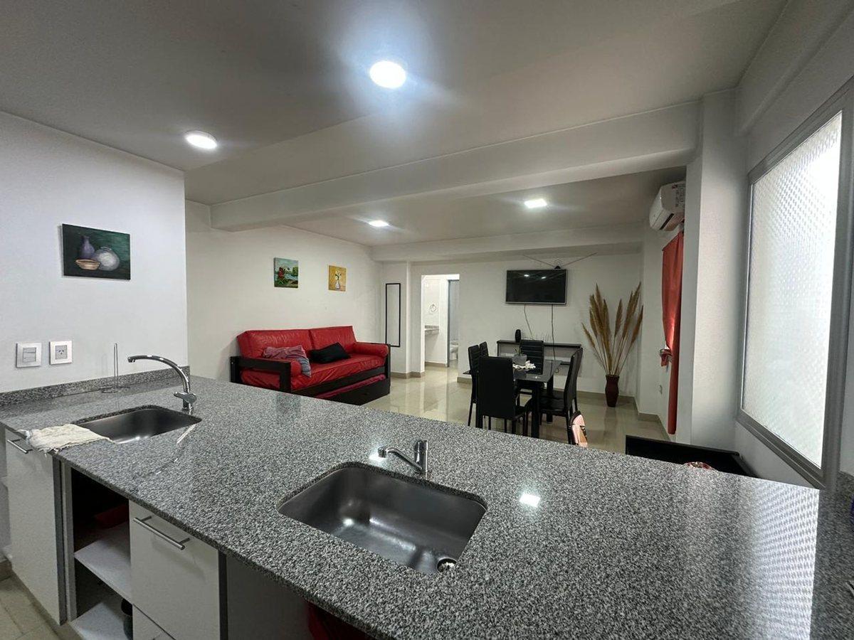 Foto de DEPARTAMENTO AMPLIO EN VENTA MACROCENTRO 1 DORM, imagen 2