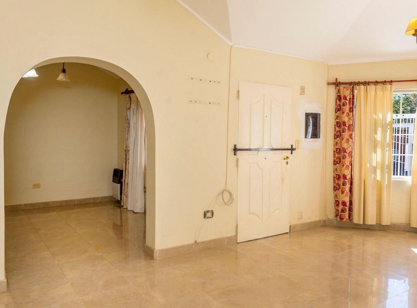 Foto de CASA EN VENTA VILLA REBECA CON DEPTO ZONA SUR, imagen 3