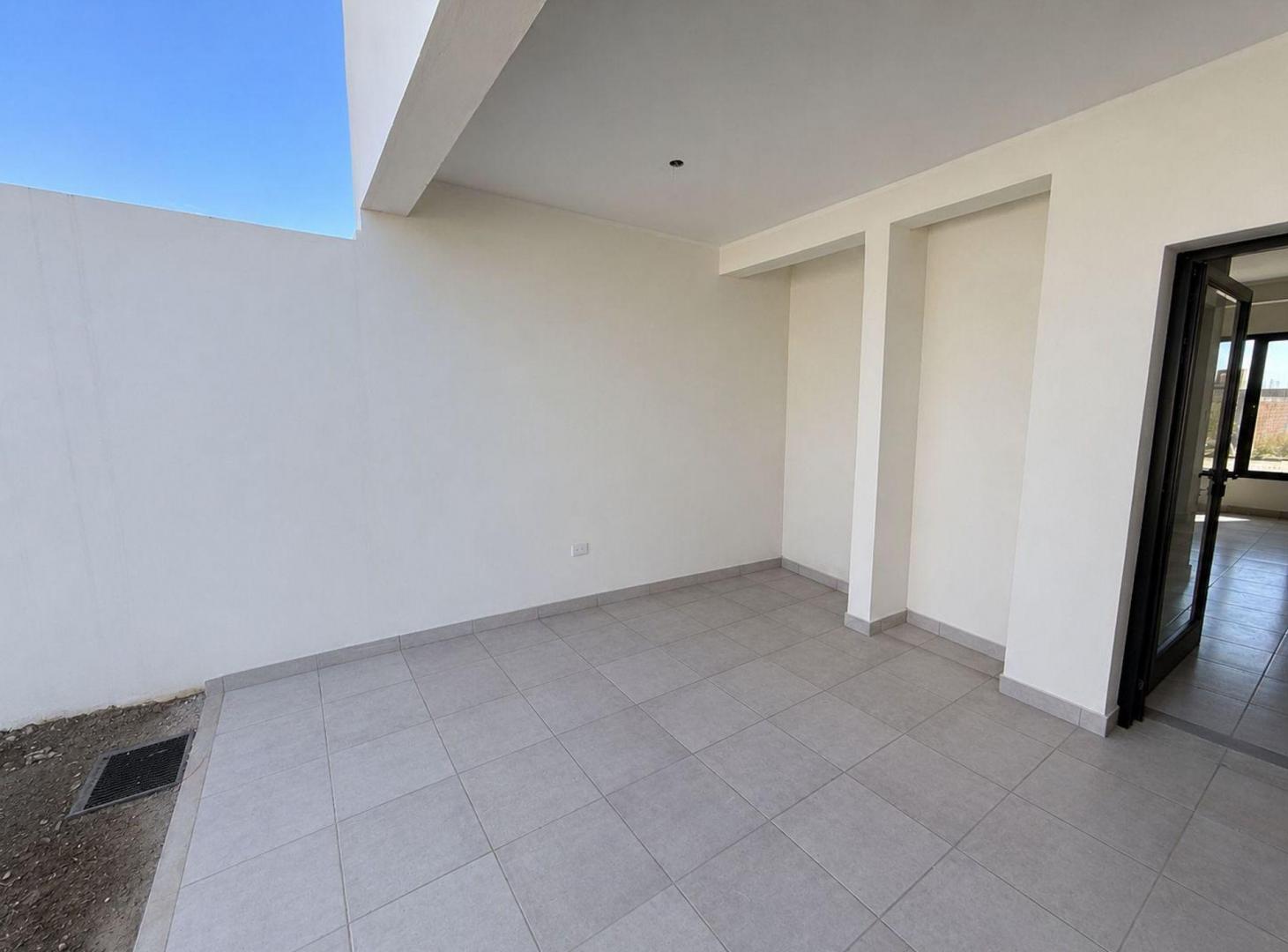 Foto de CASA DUPLEX A ESTRENAR EN VENTA VIA AURELIA 2 DORM, imagen 2
