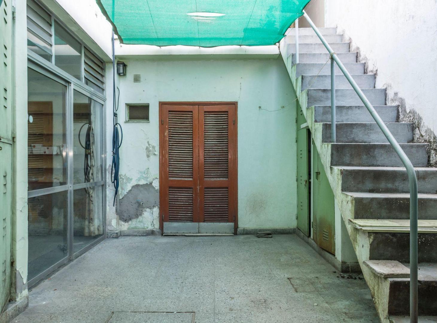 Foto de CASA 5 DORMITORIOS VENTA MACROCENTRO EN ESQUINA, imagen 2