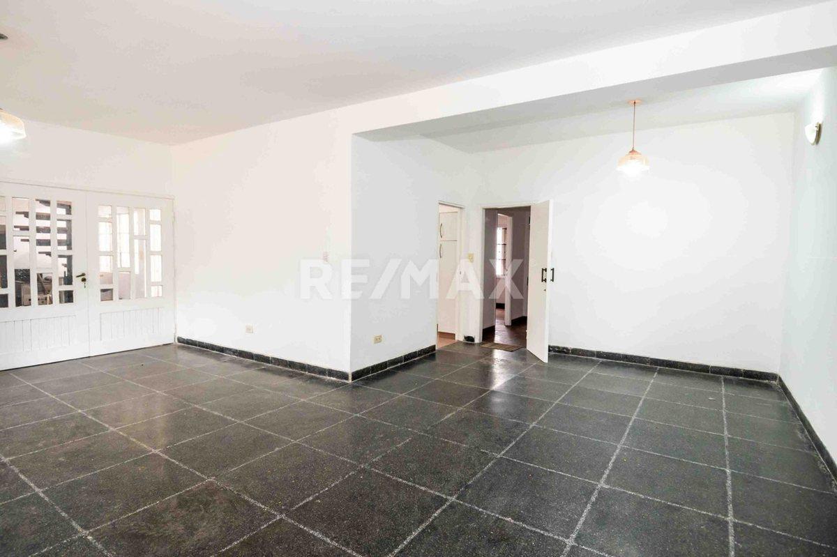 CASA EN ALQUILER ESTUDIO COCHERA TRES CERRITOS