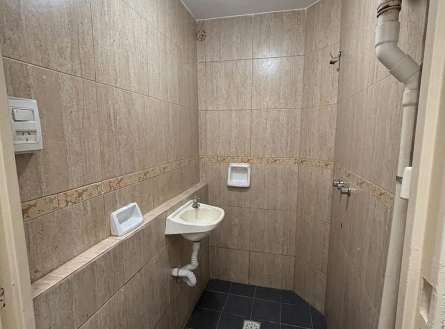 Foto de CASA EN VENTA CON 5 DEPARTAMENTOS ZONA OESTE, imagen 1