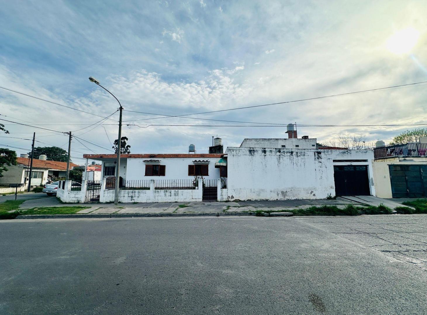 Foto de VENTA CASA ESQUINA B° INTER A 100 MTS AV. ZONA SUR, imagen 3