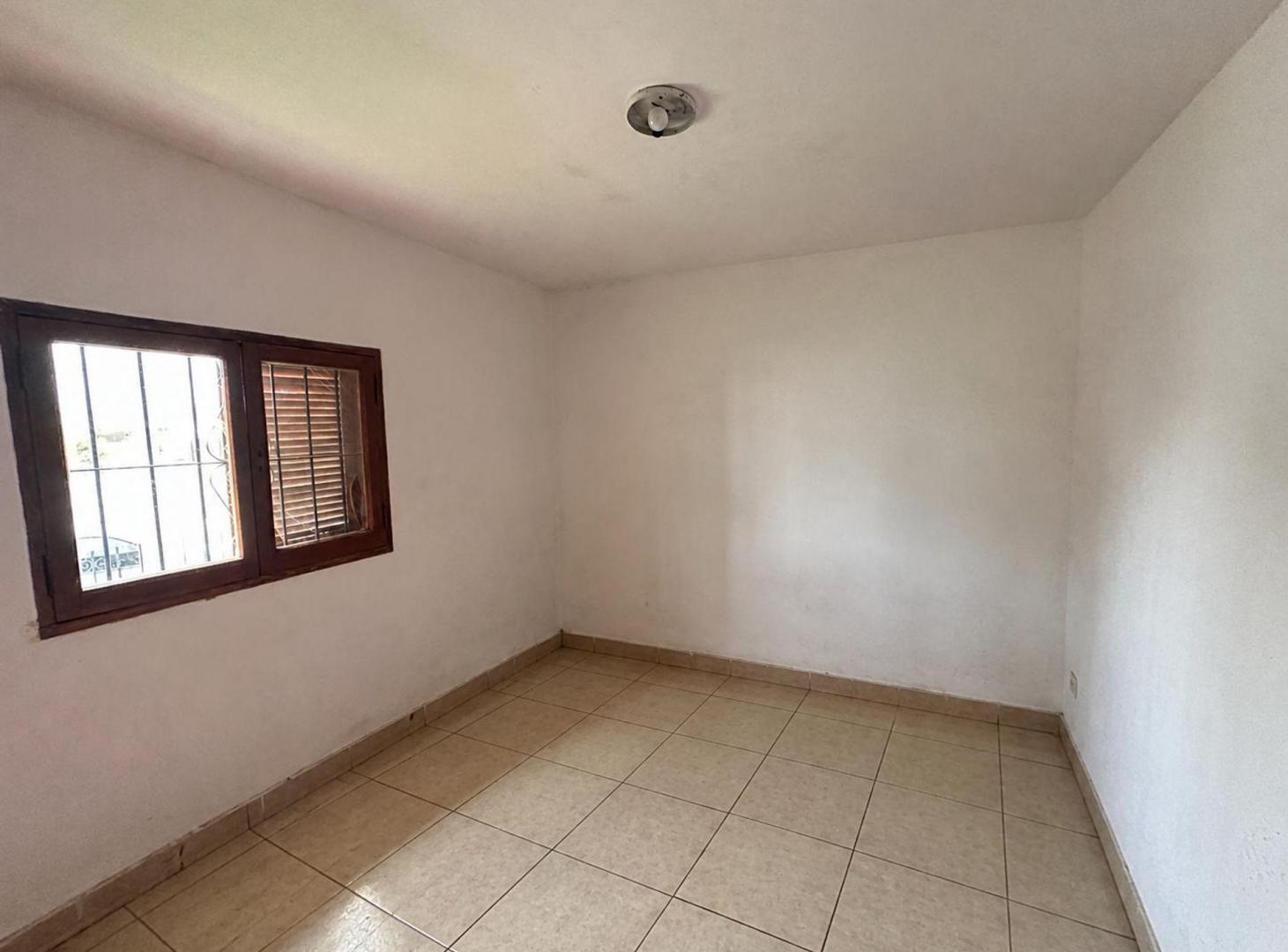 Foto de VENTA CASA ESQUINA B° INTER A 100 MTS AV. ZONA SUR, imagen 4