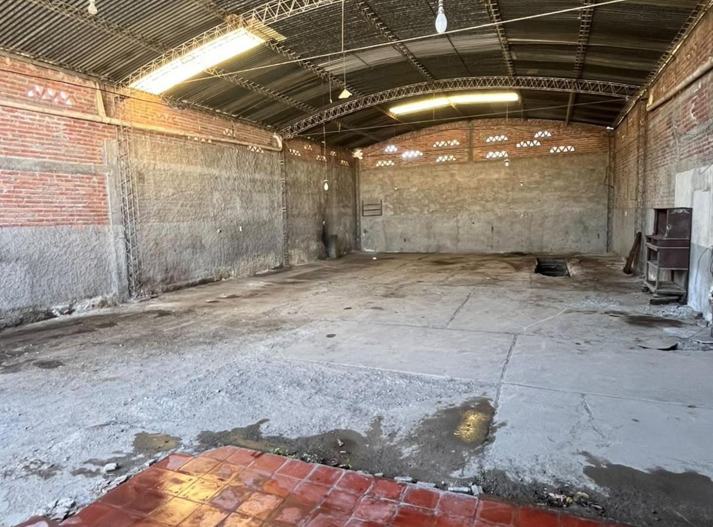 Foto de VENTA GALPON ZONA OESTE 300M2 APTO PERMUTA, imagen 2