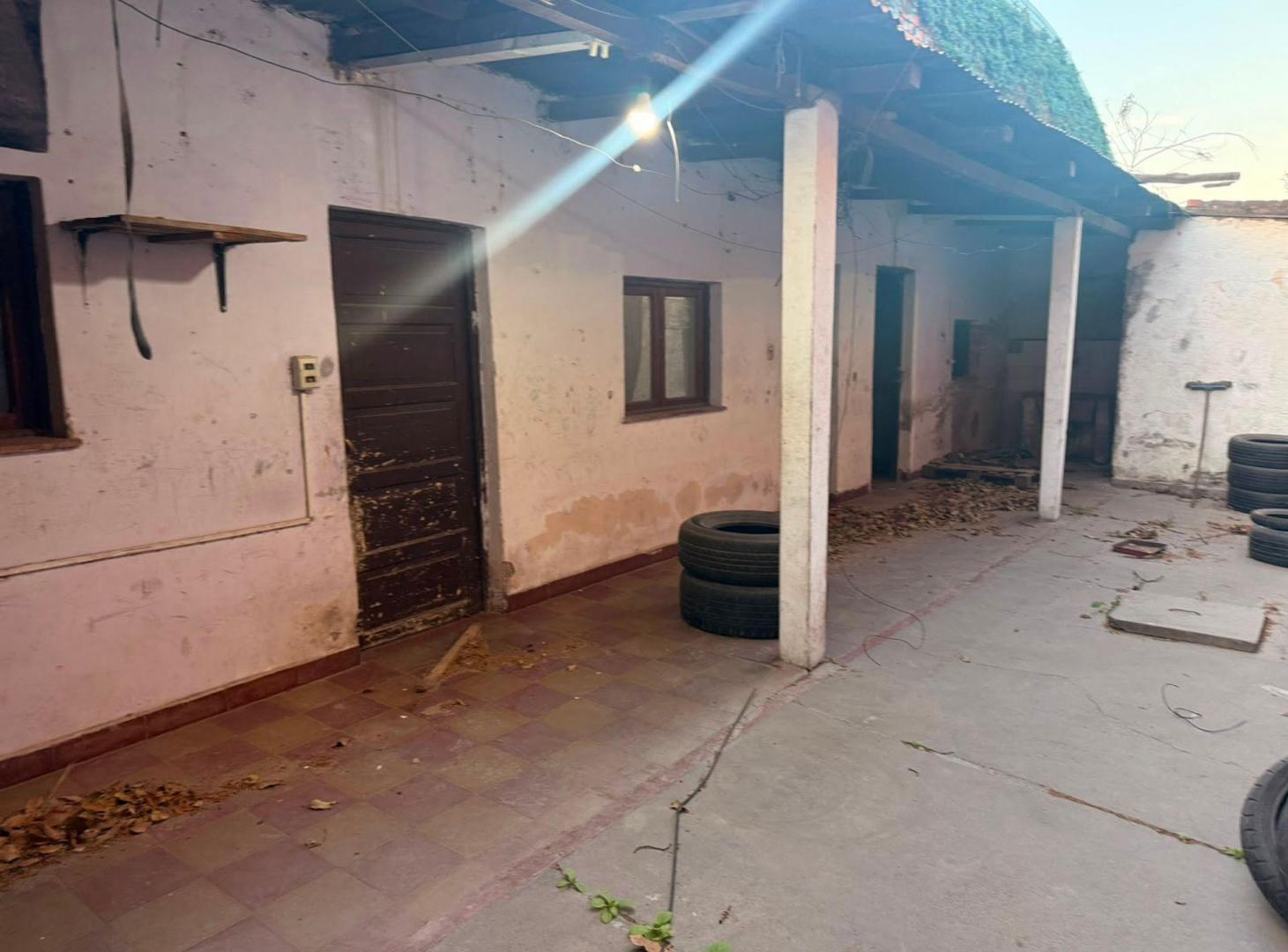 Foto de CASA A REFACCIONAR EN VENTA SOBRE AV YRIGOYEN, imagen 2