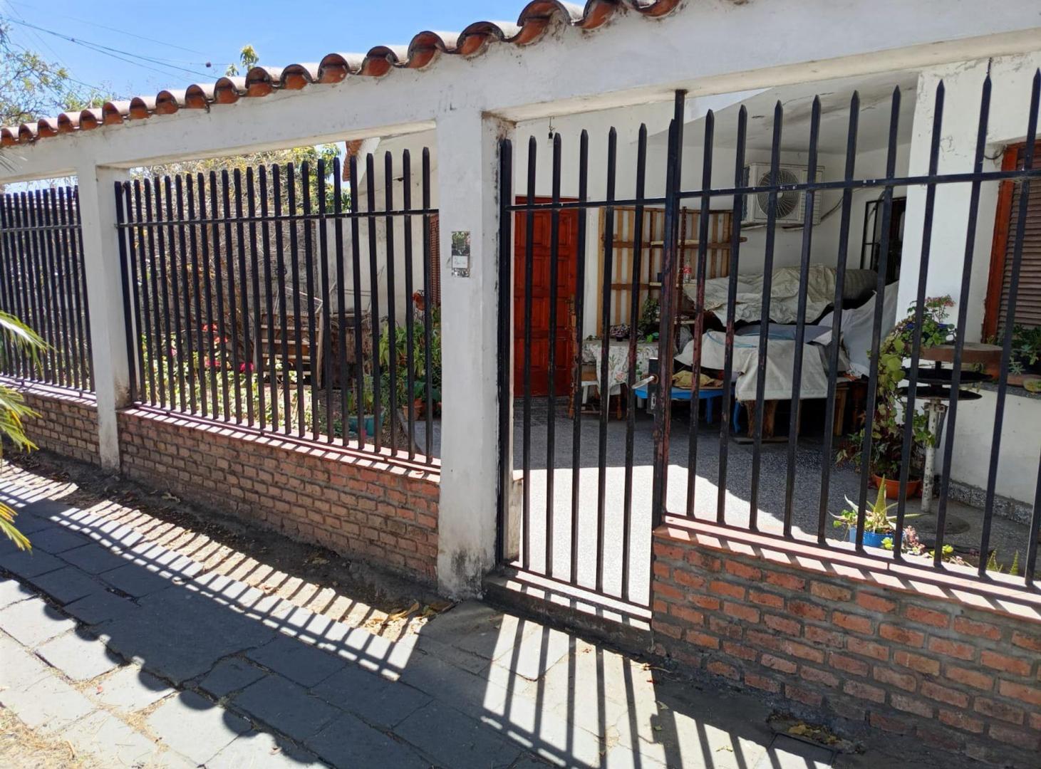 Foto de CASA EN VENTA 3 DORM ZONA SUR PERMUTA POR DPTO, imagen 2