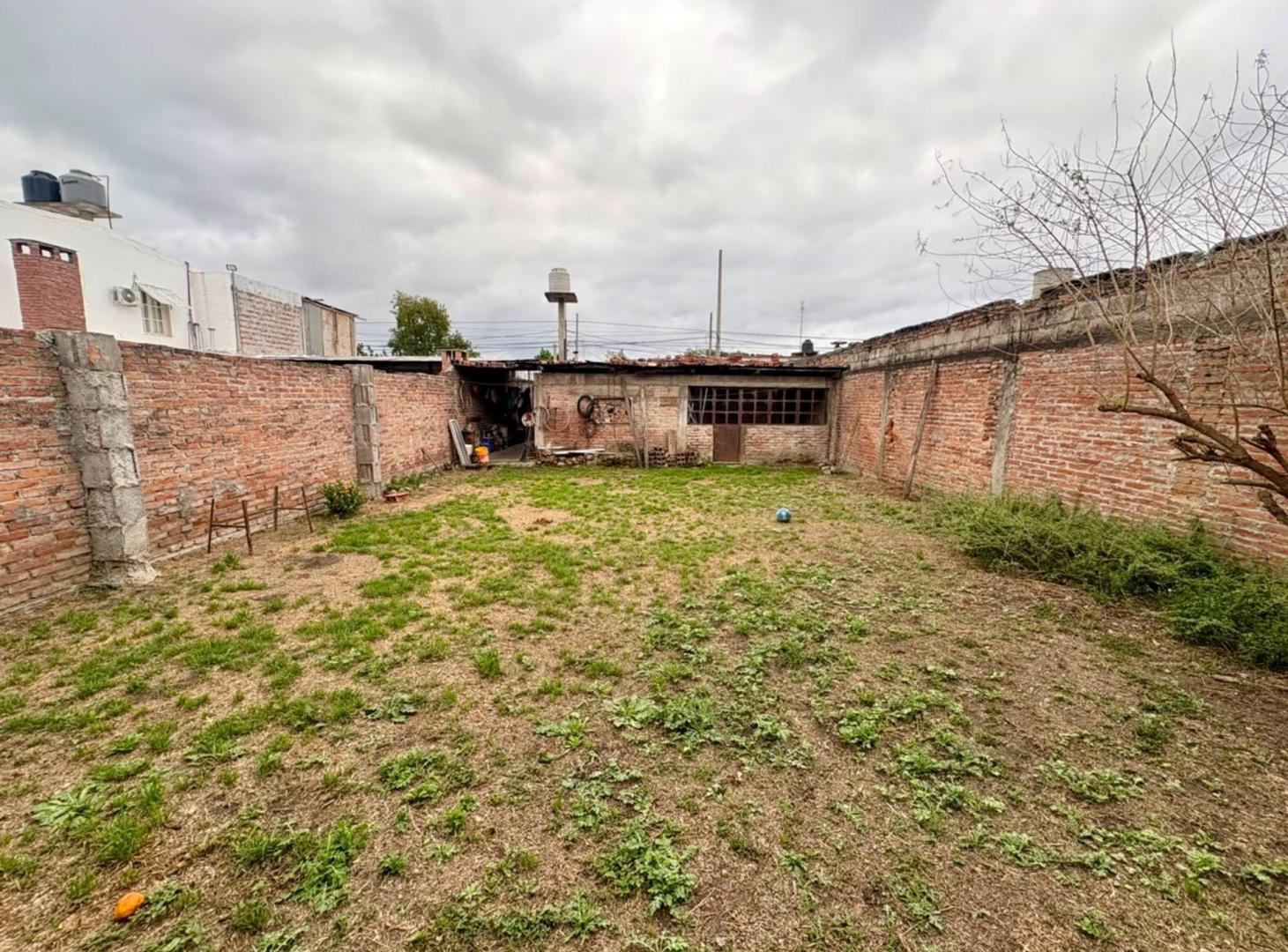 Foto de VENTA CASA EN ZONA OESTE 2 DORM TERRENO 350M2, imagen 1
