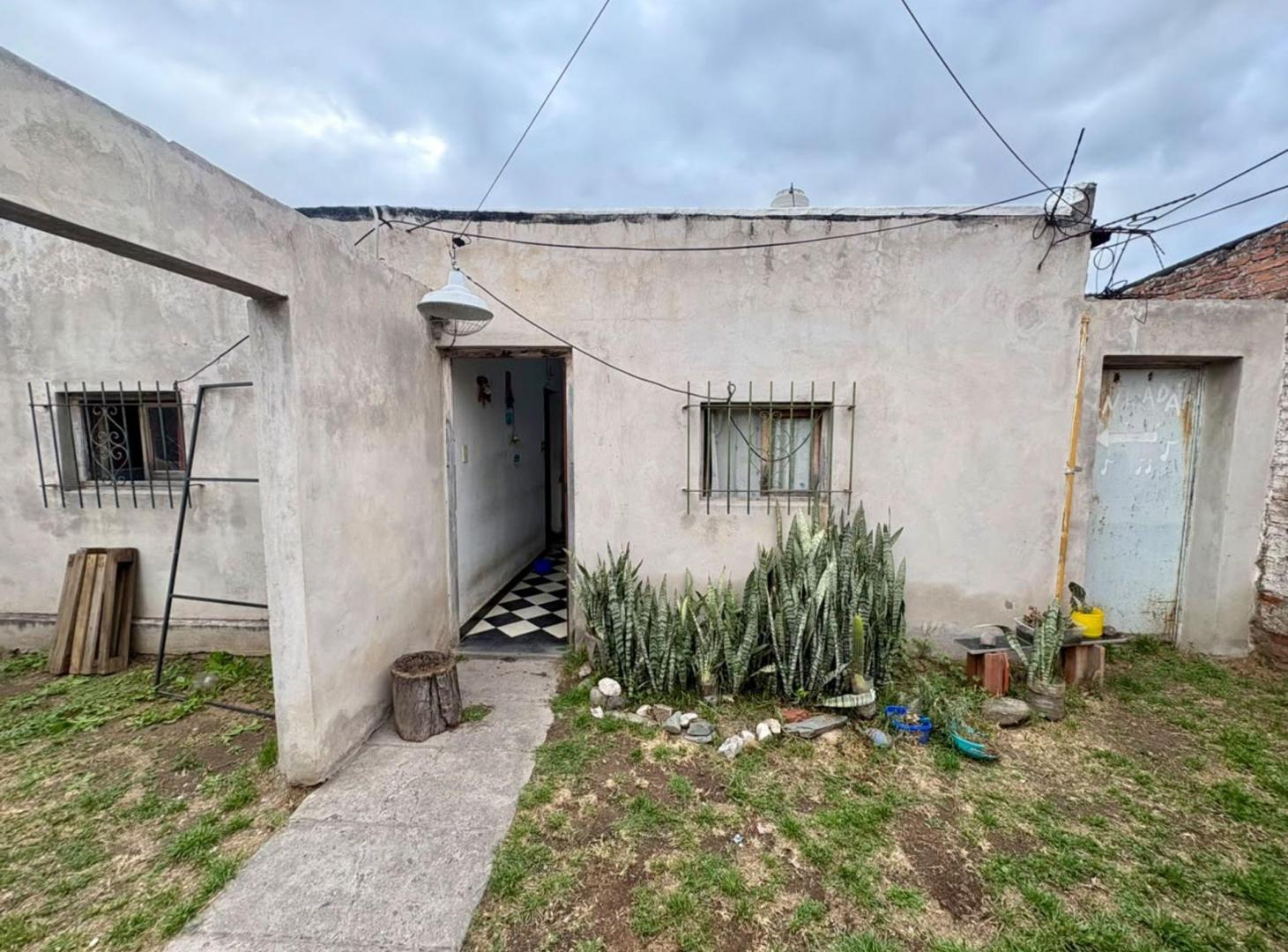 Foto de VENTA CASA EN ZONA OESTE 2 DORM TERRENO 350M2, imagen 3