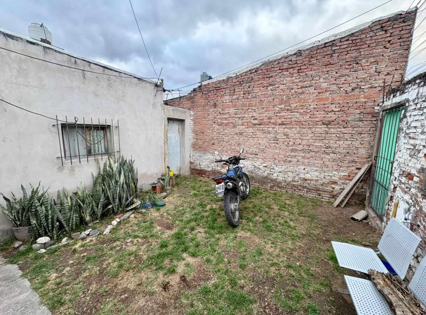 Foto de VENTA CASA EN ZONA OESTE 2 DORM TERRENO 350M2, imagen 5