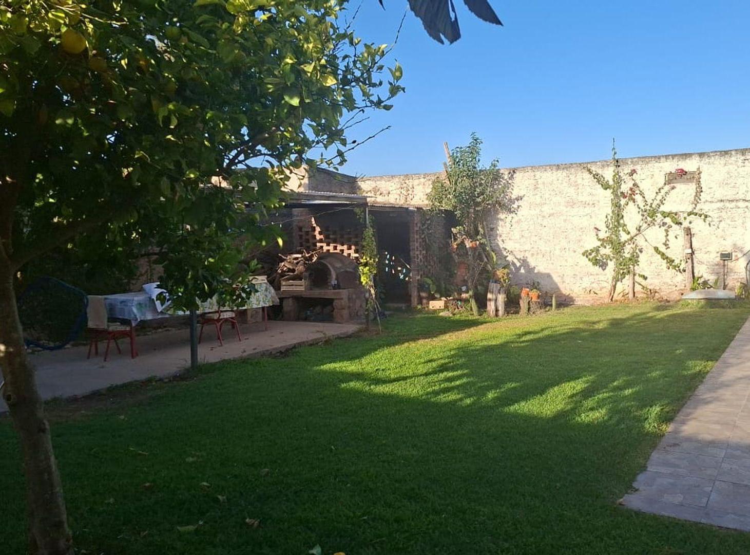 Foto de VENTA CASA C/PILETA EN CORONEL MOLDES RUTA 68, imagen 2