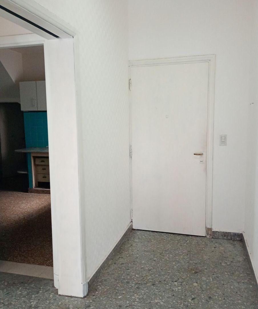 Tipo Casa 3 Amb. C/Balcon y Terraza Cortina al 1100