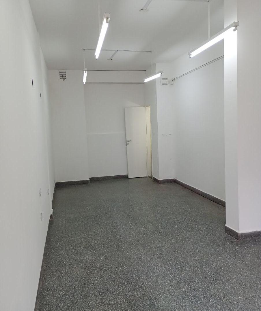 Foto de Excelente Local de 3x 9.20, Camarones Al 2800, imagen 3
