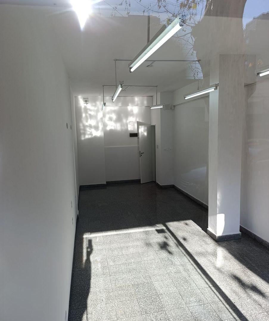 Foto de Excelente Local de 3x 9.20, Camarones Al 2800, imagen 2