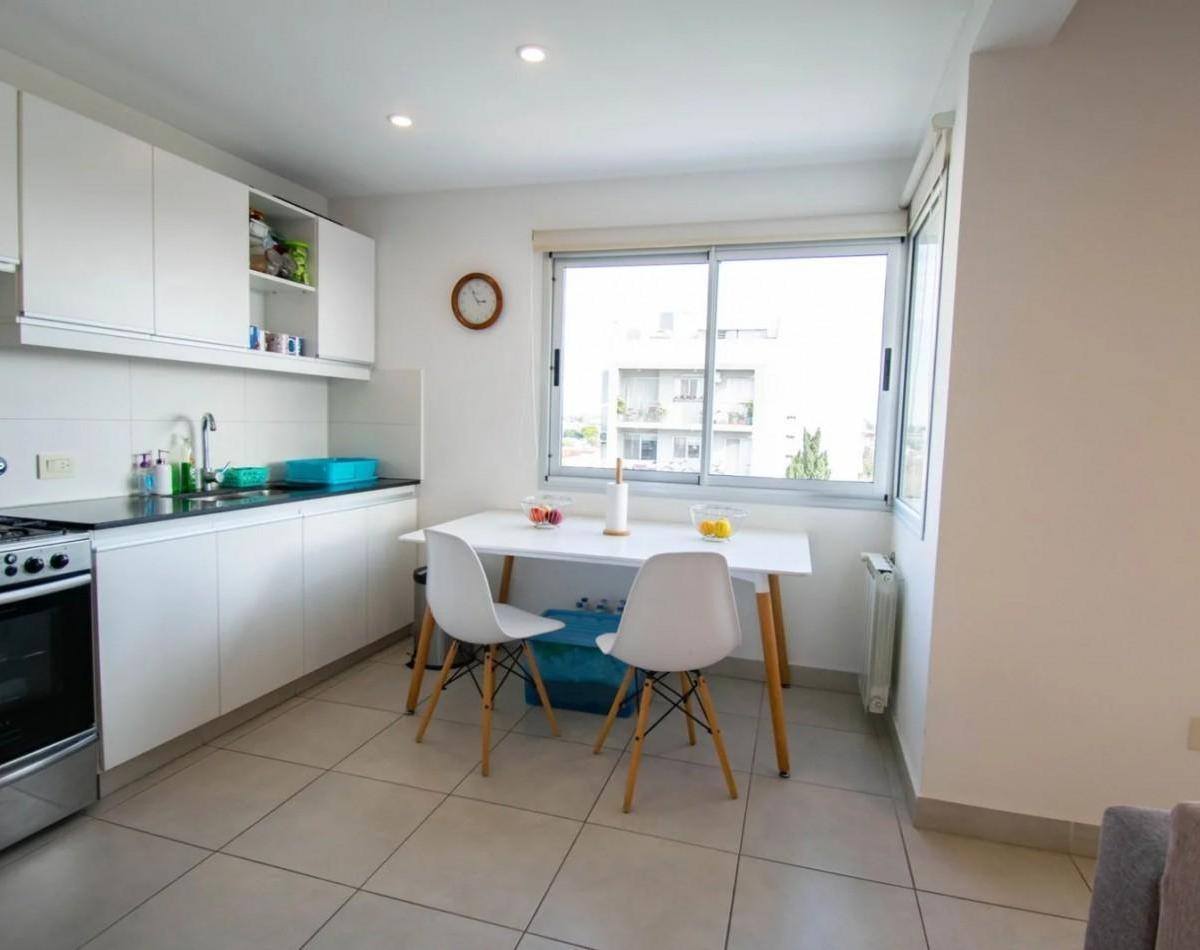 25 Esq 34 Triplex en Venta - Tres Dorm. - Dos Cocheras 2
