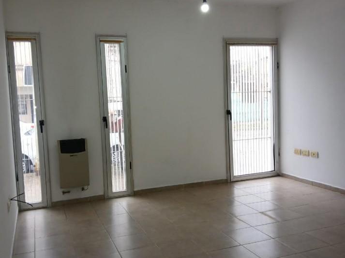 57 e/ 21 y 22 - de 1 dormitorio - en alquiler   PLAMTA BAJA AL FTE CON PATIO 1