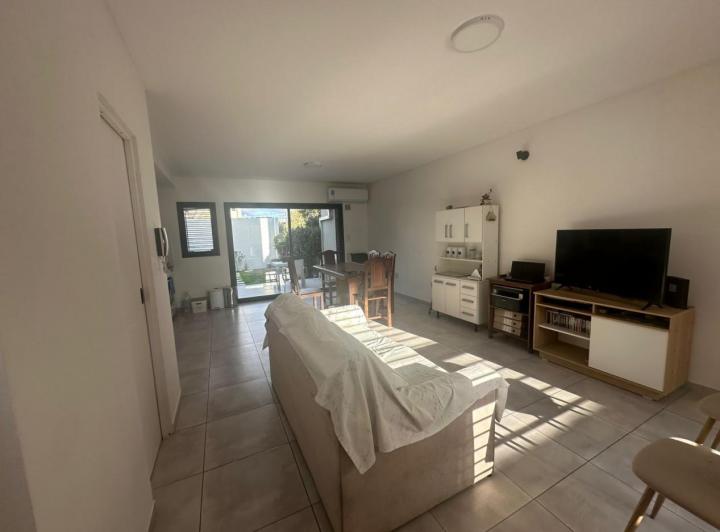 508 E/ 26 Y 27 - DUPLEX EN ALQUILER - GONNET - INMEJORABLE ZONA 2