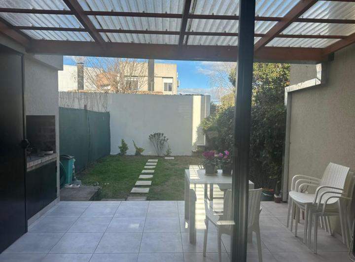 508 E/ 26 Y 27 - DUPLEX EN ALQUILER - GONNET - INMEJORABLE ZONA 1