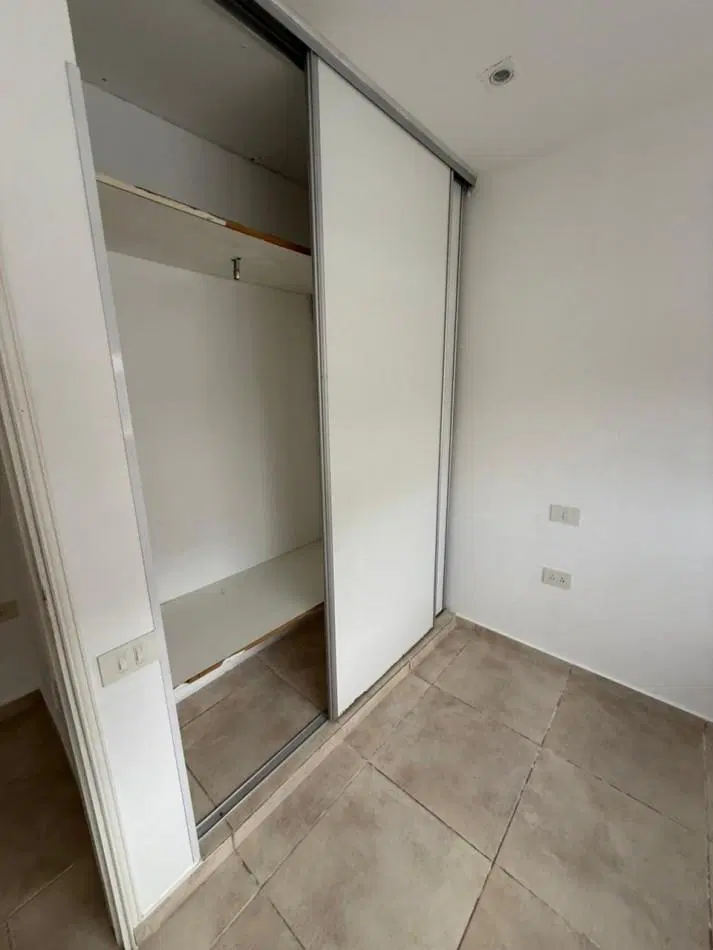 136 E/ 60 Y 61 - CASA EN ALQUILER EN LOS HORNOS- 2 DORM PATIO Y PARRILLA 4