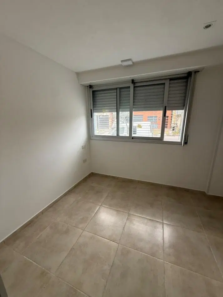 136 E/ 60 Y 61 - CASA EN ALQUILER EN LOS HORNOS- 2 DORM PATIO Y PARRILLA 3