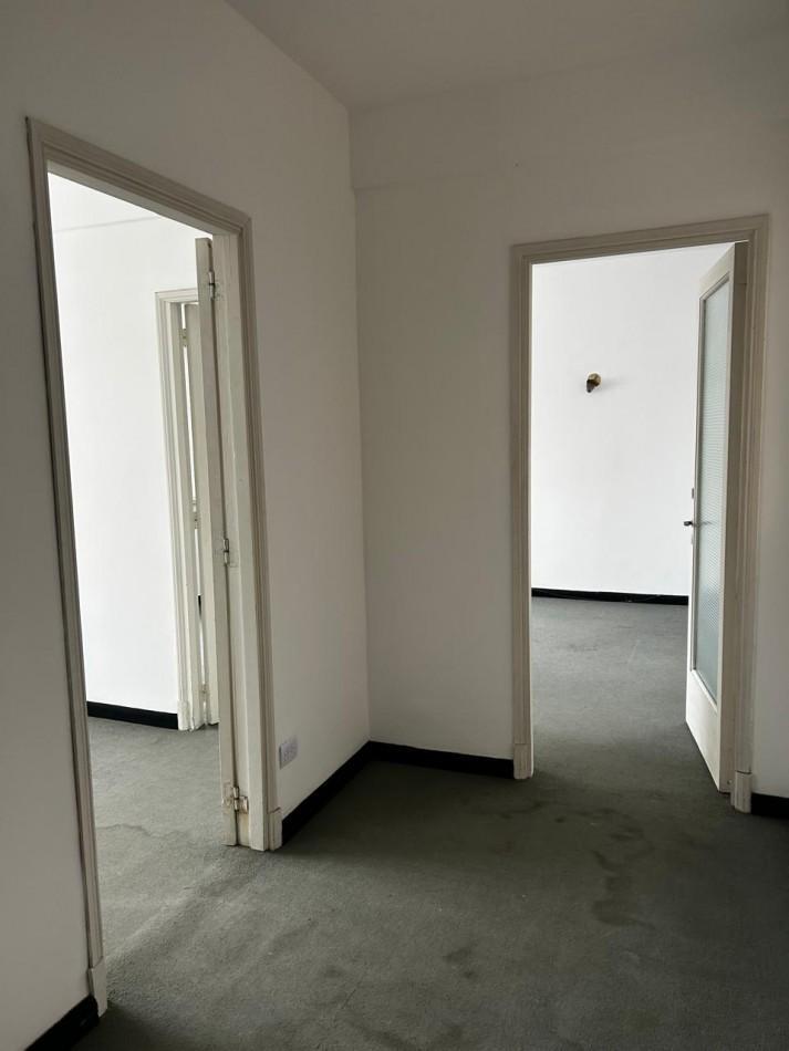 Foto de 48 e/ 12 y 13 - ALQUILER de oficina con baño privado- ZONA TRIBUNALES, imagen 3
