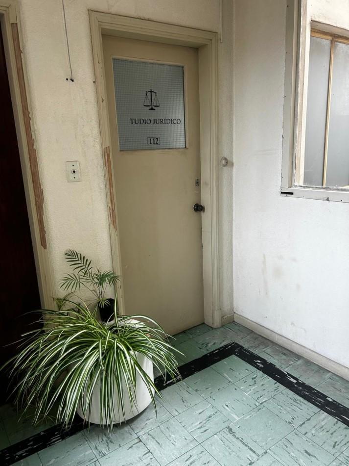 Foto de 48 e/ 12 y 13 - ALQUILER de oficina con baño privado- ZONA TRIBUNALES, imagen 1