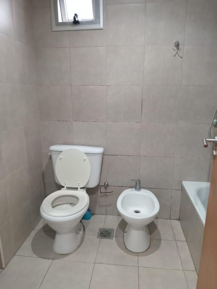 Foto de 58 E 17 Y 18 - MONOAMBIENTE EN ALQUILER al frente re luminoso, imagen 2