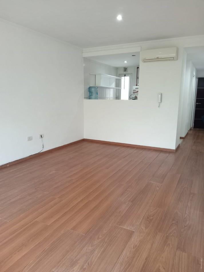 Foto de 58 E 17 Y 18 - MONOAMBIENTE EN ALQUILER al frente re luminoso, imagen 4