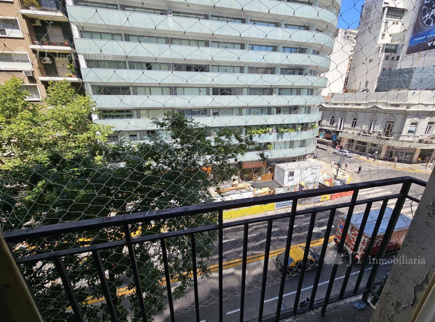 EXCELENTE DEPARTAMENTO DE 5 AMBIENTES CON DEPNDENCIAS DE SERVICIO Y COCHERA