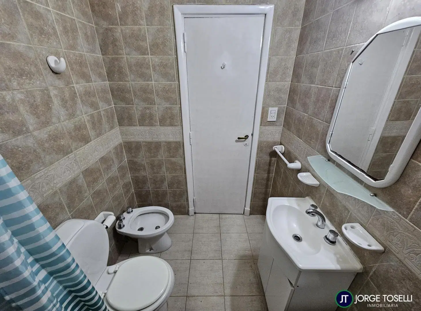 Departamento de 3 ambientes con dependencia en Recoleta. 8