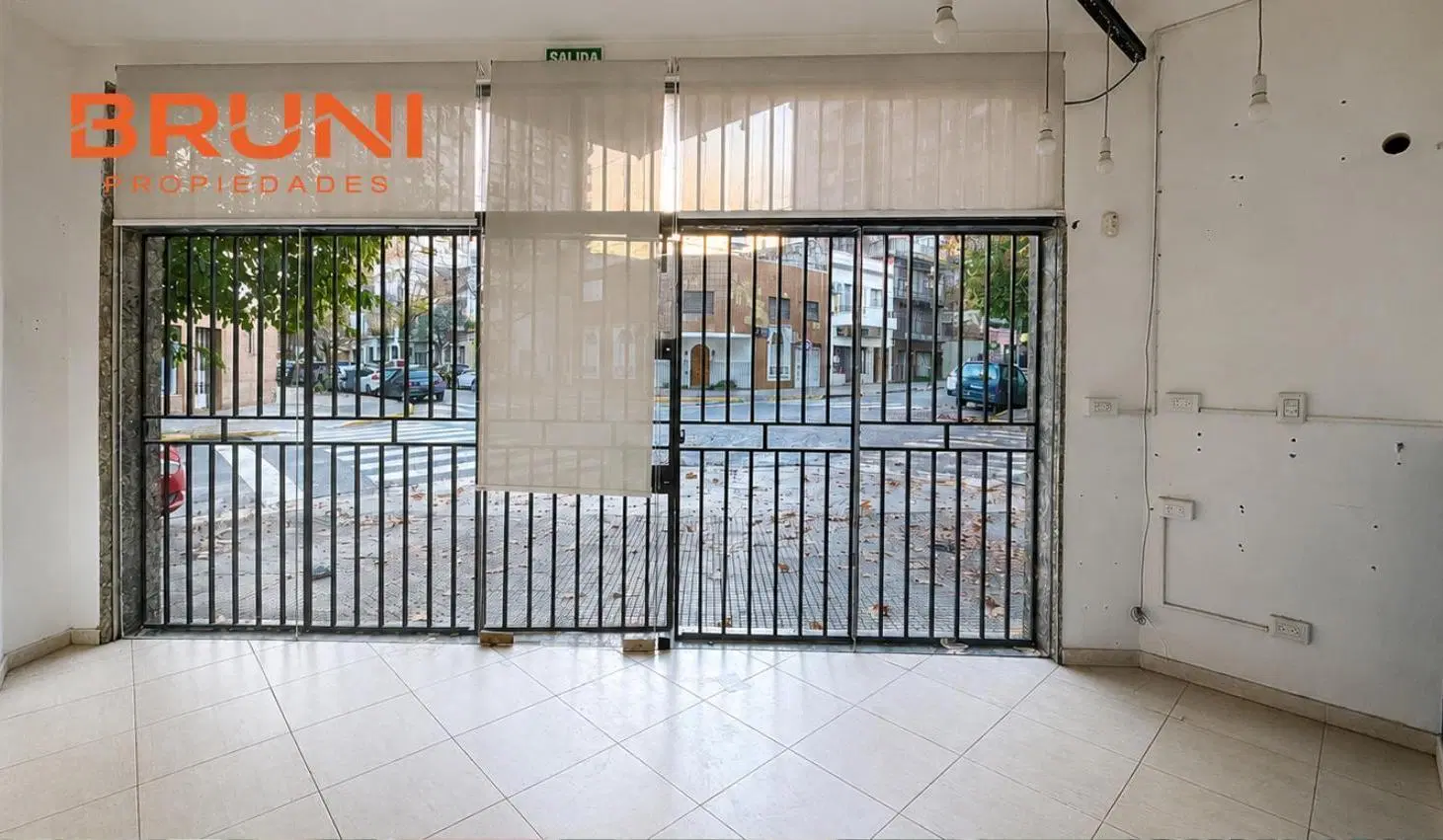 San Blas al 2400 | Villa Gral. Mitre | Local Comercial con Frente Vidriado | Alquiler 4