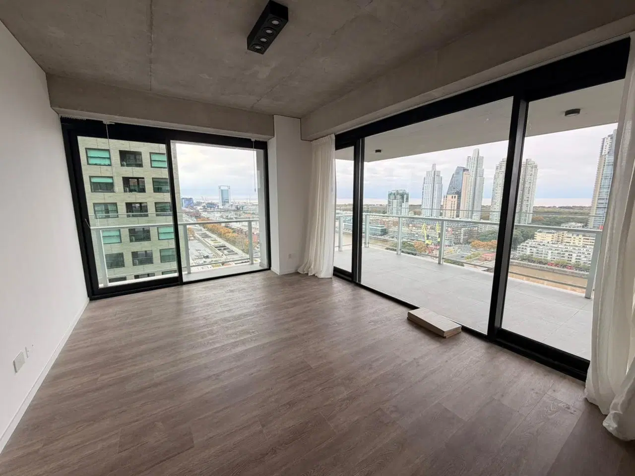 Excelente 3 ambientes en alquiler sin muebles con cochera, Piso Alto Rio - Quartier del Bajo 5