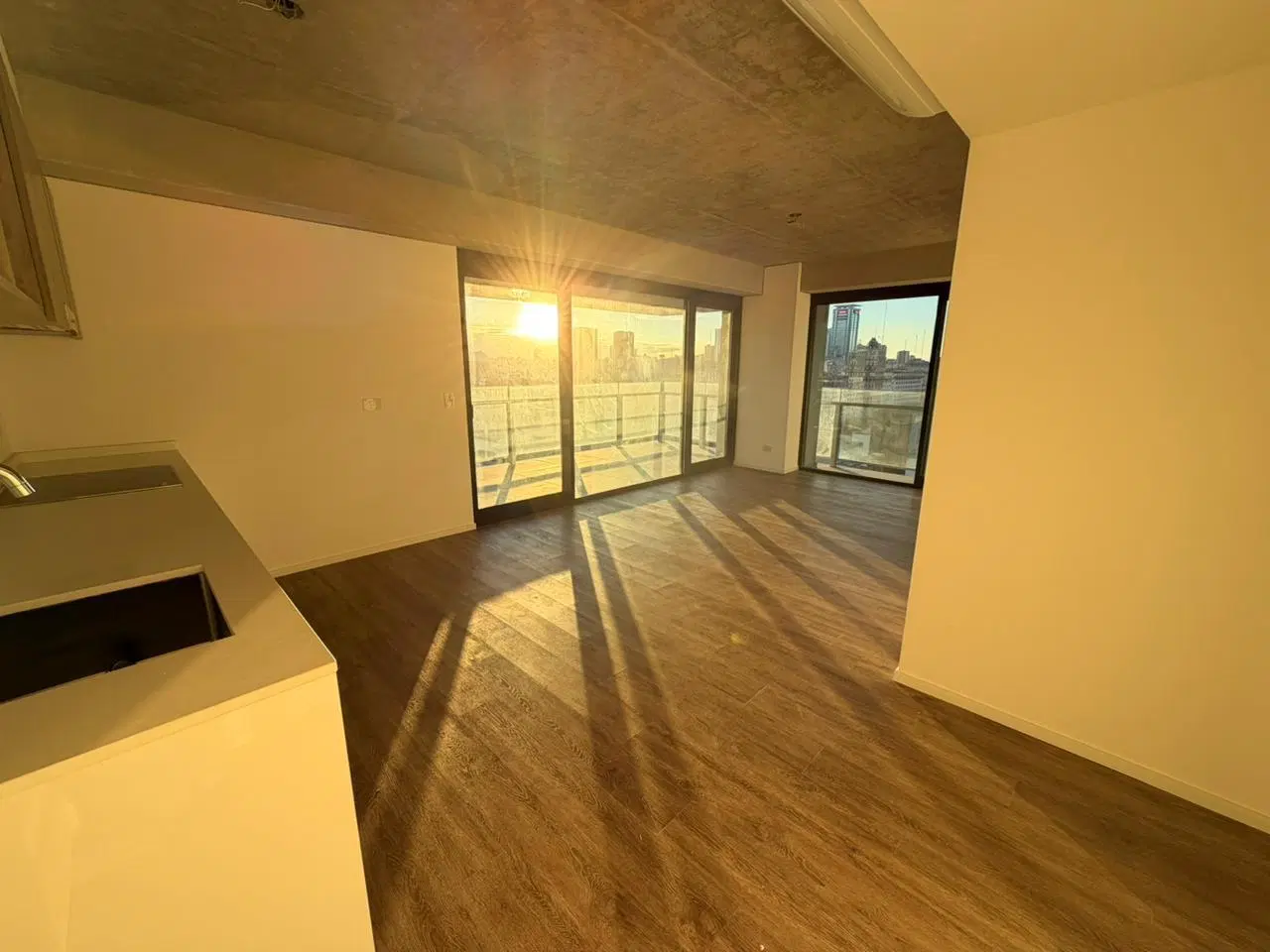 Excelente Alquiler 3 ambientes sin muebles, con cochera. Piso alto Quartier Del Bajo - Puerto Madero 1