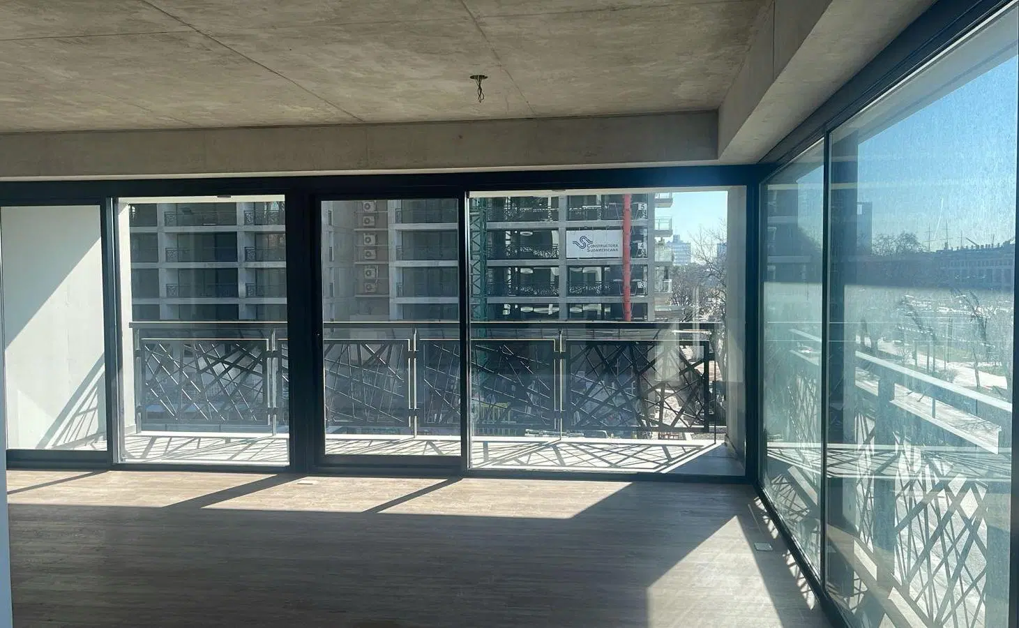 Excelente tres ambientes en alquiler, con cochera Quartier del Bajo , Torre 1 Sector Río. 2