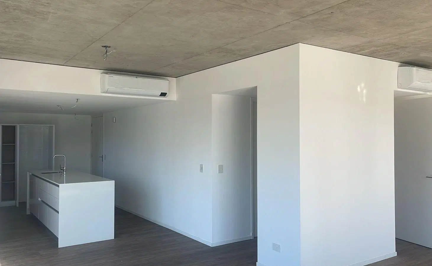 Excelente tres ambientes en alquiler, con cochera Quartier del Bajo , Torre 1 Sector Río. 5
