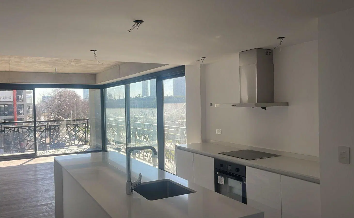 Excelente tres ambientes en alquiler, con cochera Quartier del Bajo , Torre 1 Sector Río. 4