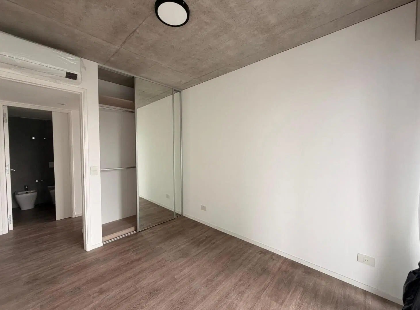 Excelente Alquiler 3 ambientes sin muebles. Piso alto en Quartier Del Bajo - Puerto Madero 2