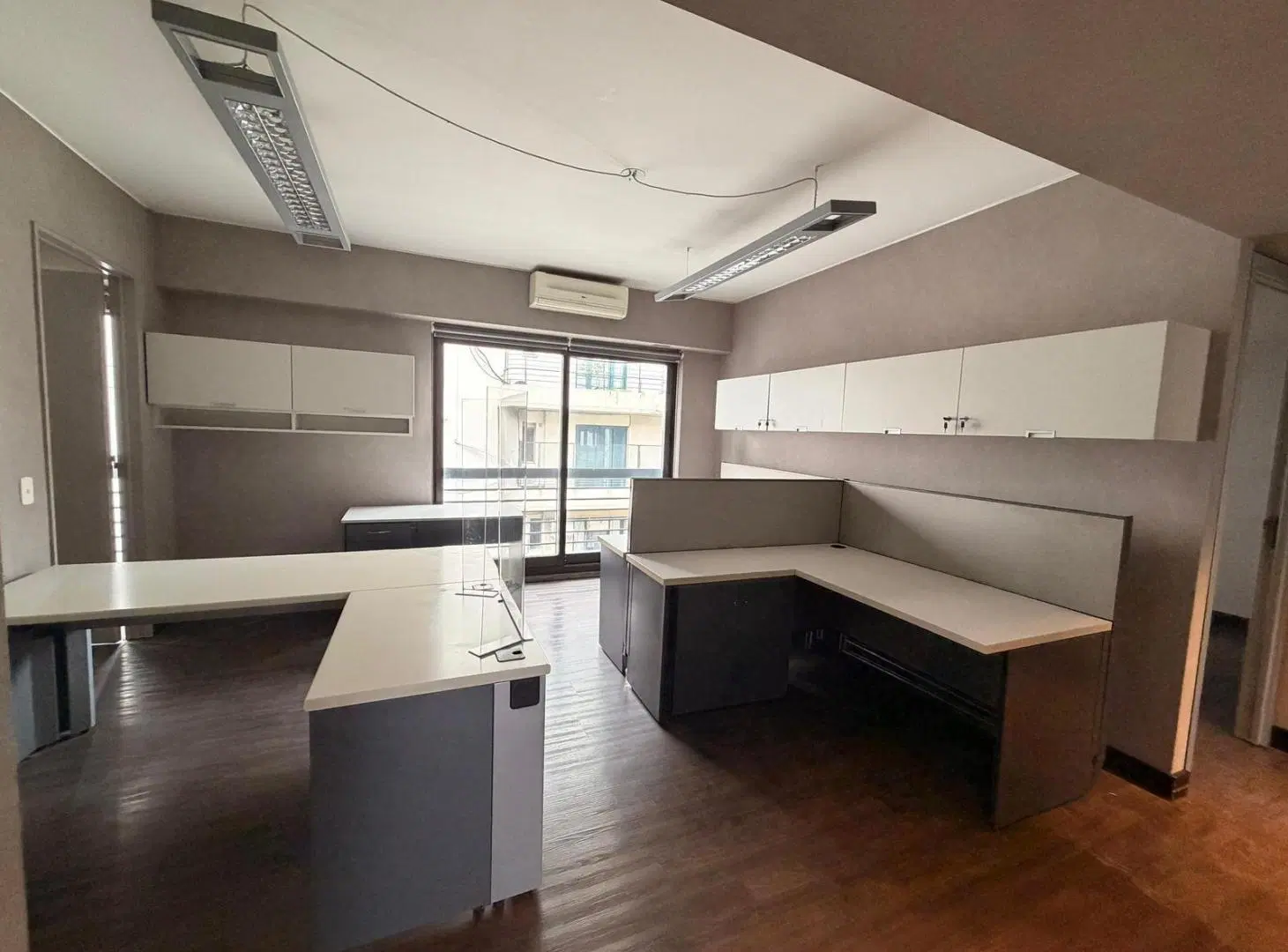 OPORTUNIDAD! RETASADA! Única oficina de 337 m2 con 5 cocheras - en Quartier Basavilbaso 4
