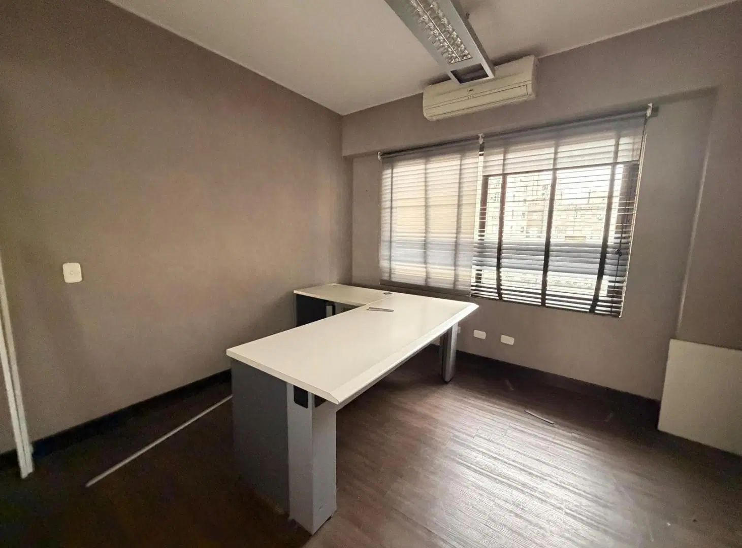 OPORTUNIDAD! RETASADA! Única oficina de 337 m2 con 5 cocheras - en Quartier Basavilbaso 5