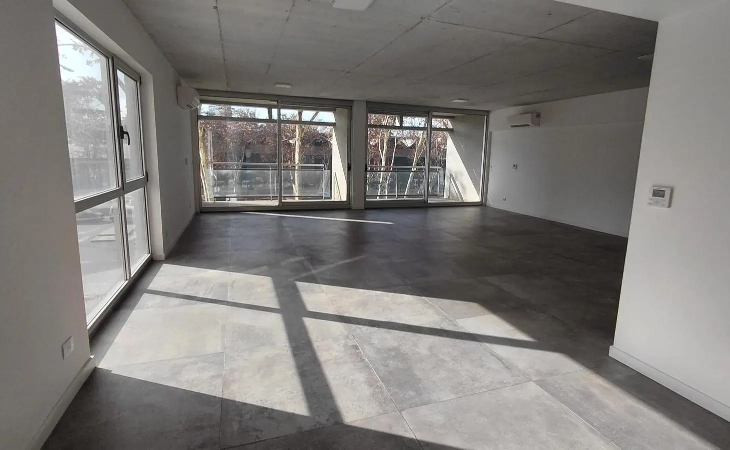 Oficina Premium en alquiler y venta con Dos Balcones en Distrito Quartier, Retiro 2