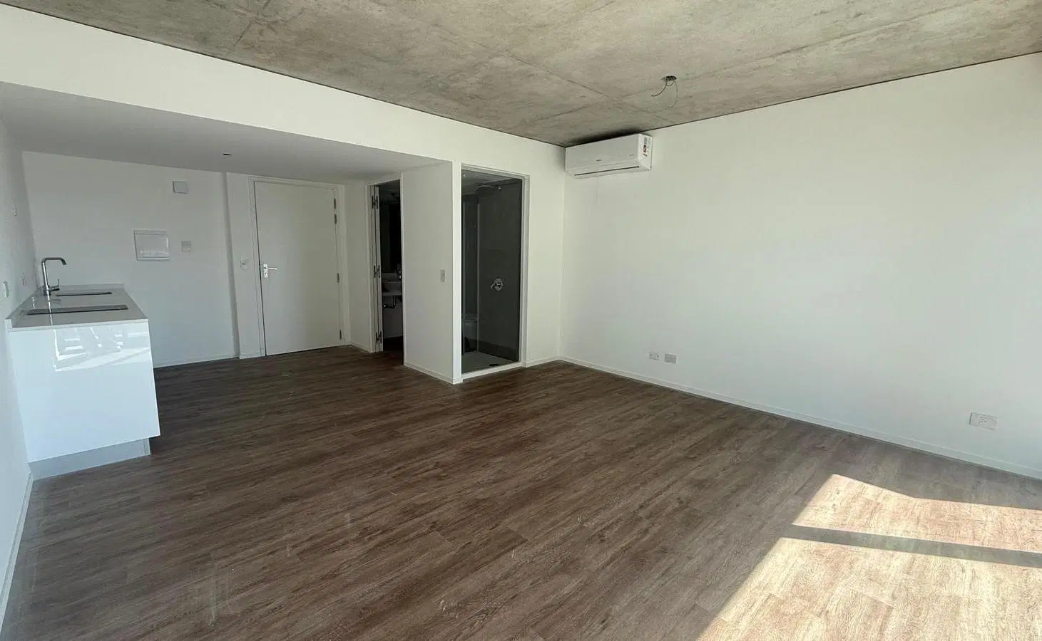 Monoambiente en piso alto con cochera de moto - Quartier del Bajo 2
